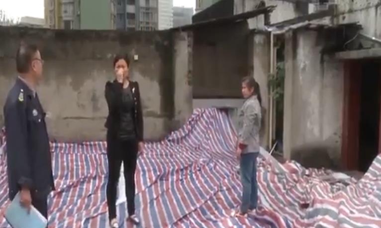 鄭州裝飾公司獲悉：重慶市民稱(chēng)假期在家看瀑布，房屋漏水漏到懷疑人生