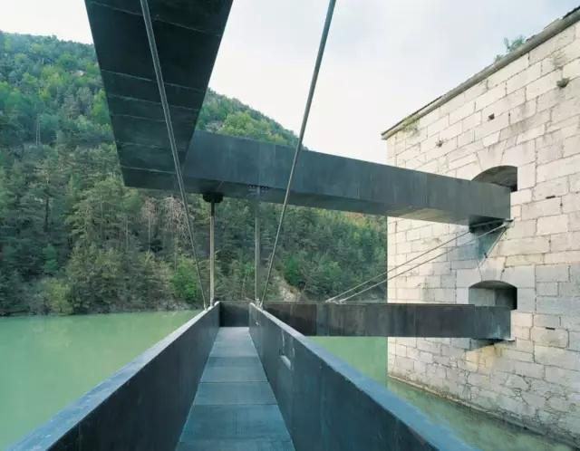 鄭州裝修公司哪家好 地上太擁擠，7個必看的地下建筑設(shè)計案例