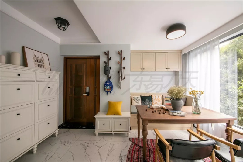 沒有玄關(guān)的戶型別遺憾，你的鞋柜鄭州裝飾公司這樣設(shè)計