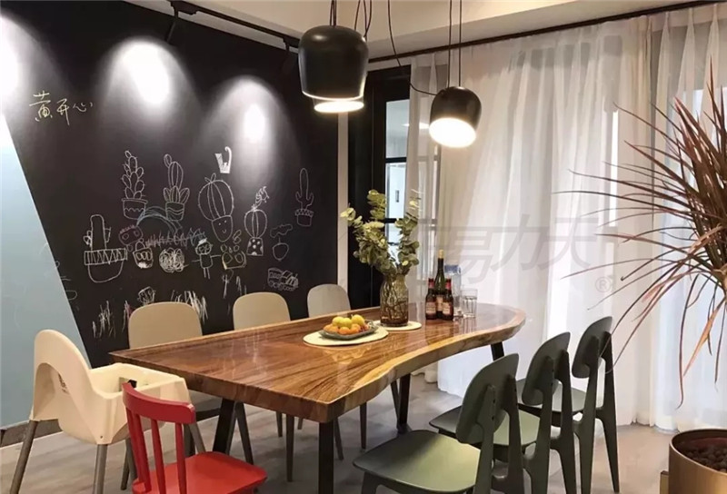 鄭州別墅裝修玩轉(zhuǎn)黑板墻，涂鴉、文藝兩相宜